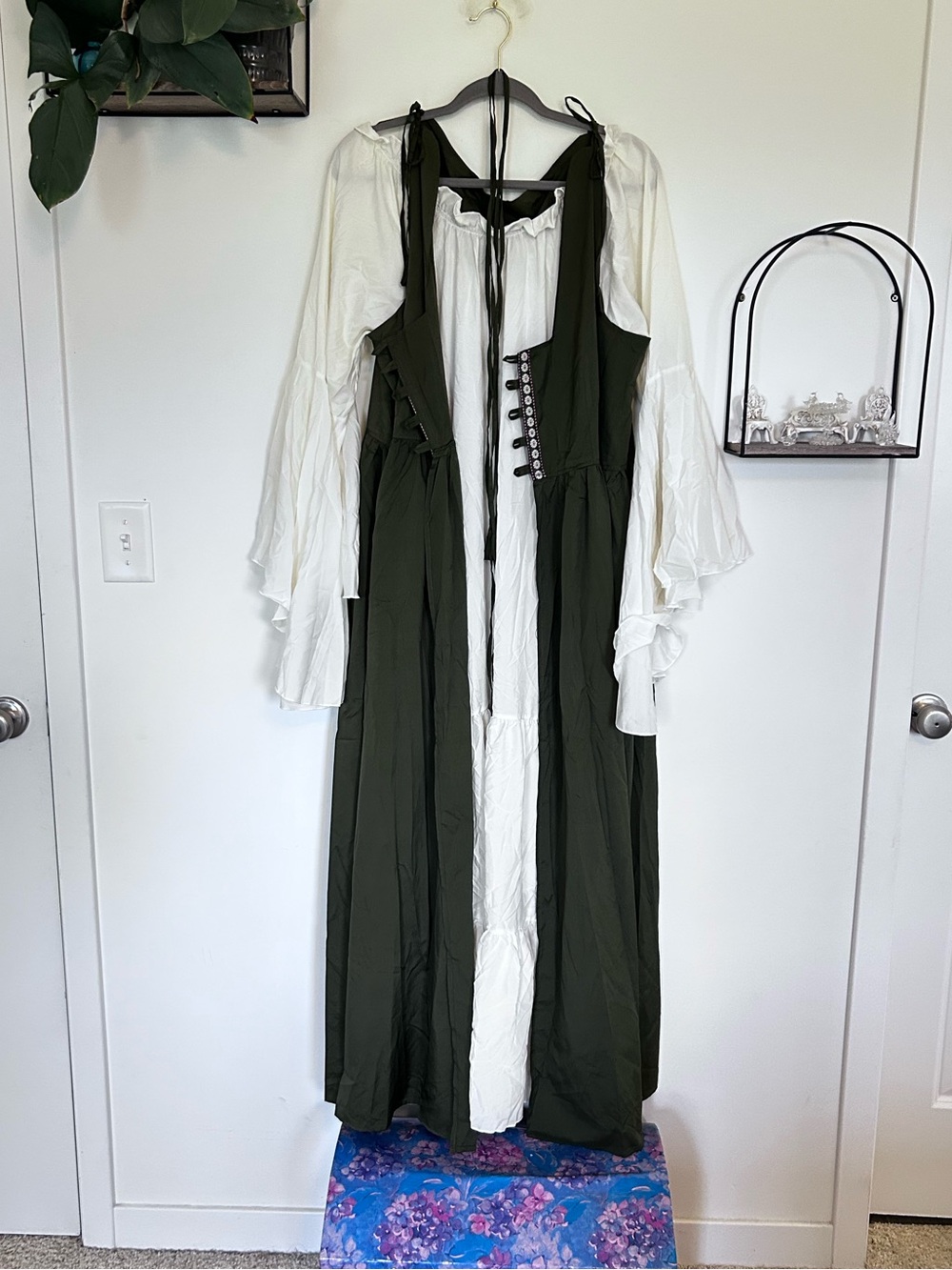 Women’s Plus Size Renaissance Dress Up Halloween Costume Size 2XL/3XL